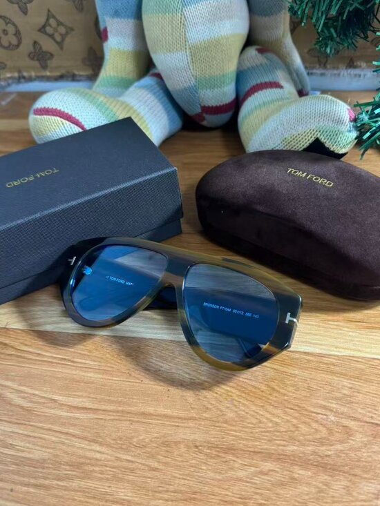 Tom Ford Bronson FT1044 Tortoiseshell Aviator Sunglasses with Gradient Blue Lens main image 4